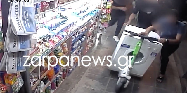 Απίστευτο σκηνικό στα Χανιά: Μετέφεραν πλυντήριο με ηλεκτρικό πατίνι